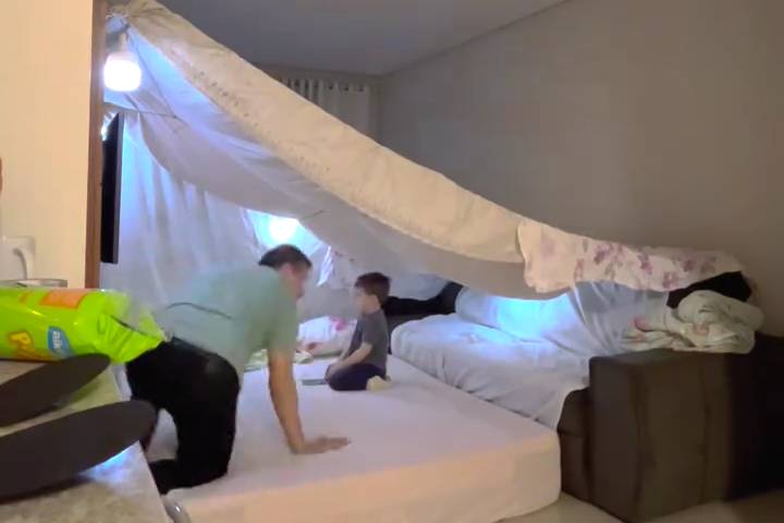 Làm Một Cái Hang Vui Chơi Cho Bé